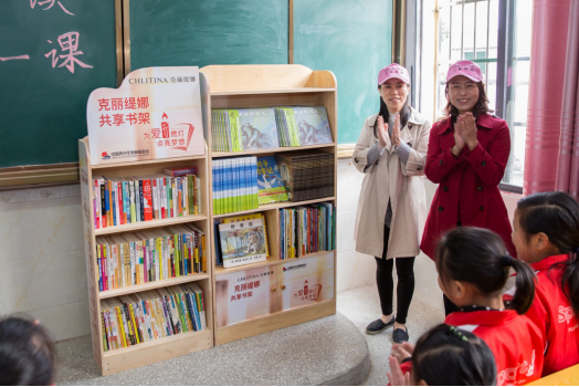  嘿嘿视频在线观看市场行销副总陈白瑛、业务管理副总徐敏